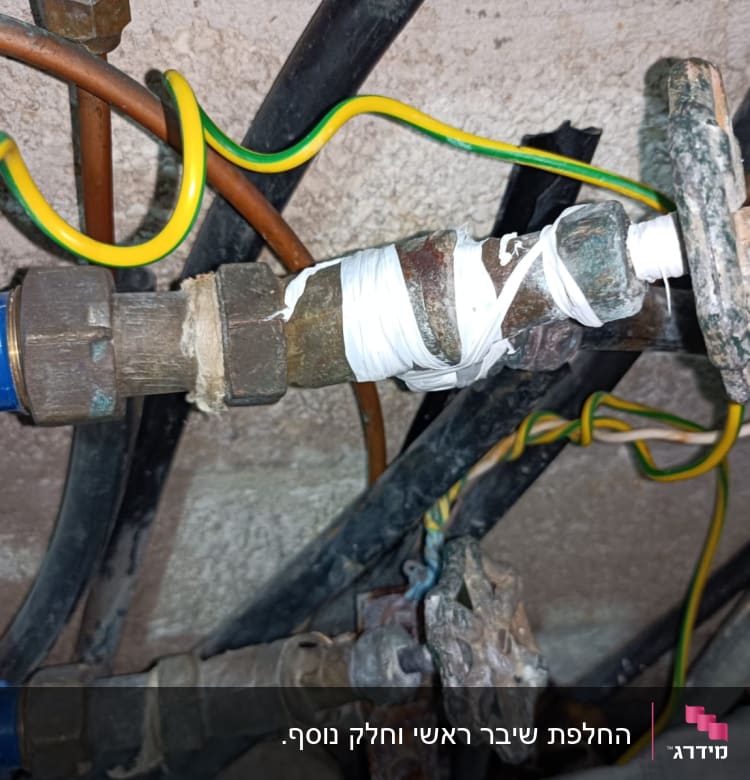 צינור מתכת עם ברזים וחוטי חשמל
